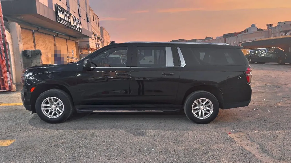 Black Chevrolet Suburban Umrah taxi, side view – Zikr Cabs
